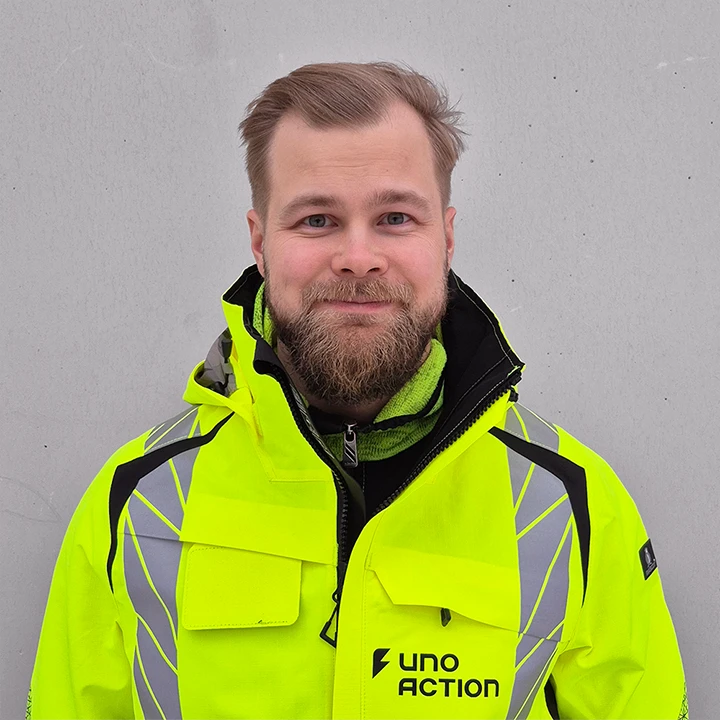 Antti Pehkosen henkilökuva, jossa hän katsoo hymyillen kameraan Uno Actionin työtakki päällään.